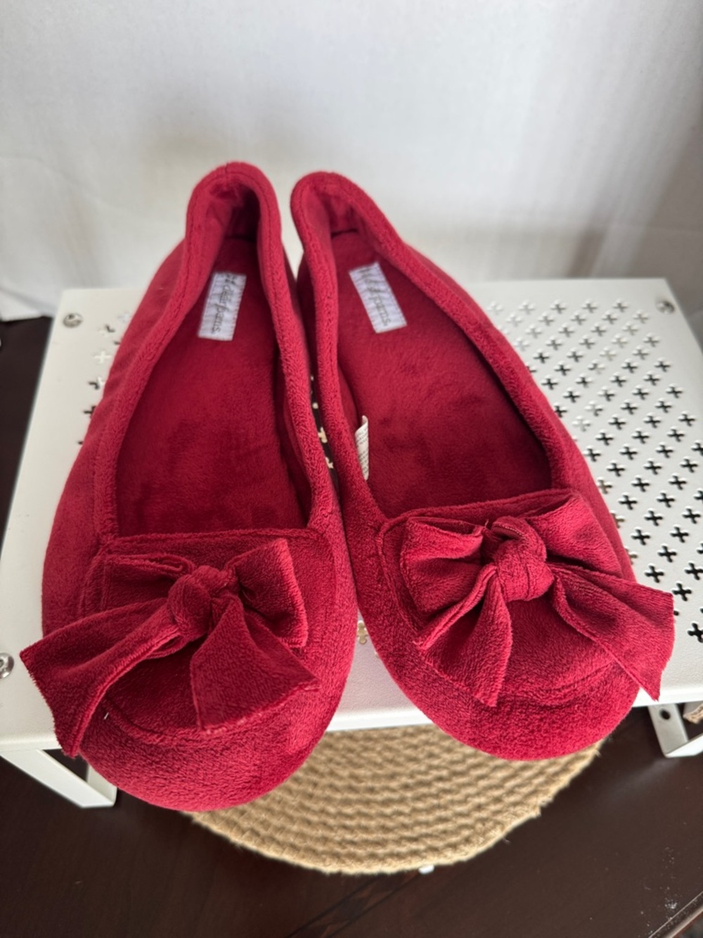 Dearfoams Red Bow Suede-Style Ballet Flats Size 7-8 Bedroom Slippers